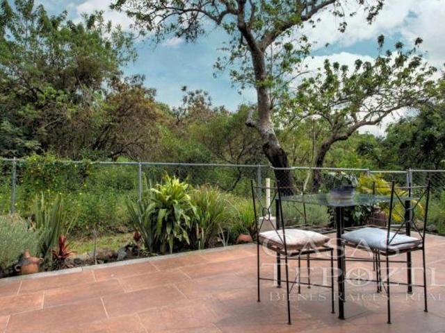 Casa de descanso con terrazas y vistas a las montañas, rodeada de naturaleza