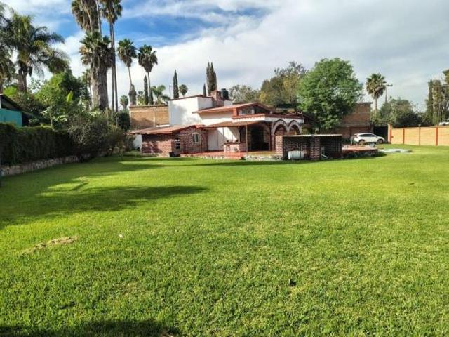 Casa de descanso con pozo de agua propia, alberca, chimenea, horno de leña