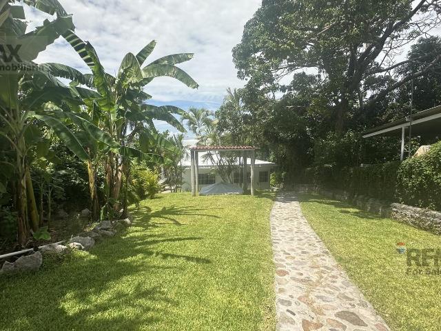 Casa de descanso en Tequesquitengo con alberca, jacuzzi y vista parcial al lago. Clave 6423