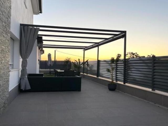 Casa de diseño con piscina privada y gimnasio en Ogíjares
