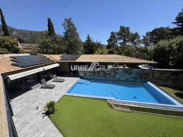 CASA DE DISEÑO DE 6 HABITACIONES Y CUATRO BAÑOS CON PISCINA EN MATADEPERA