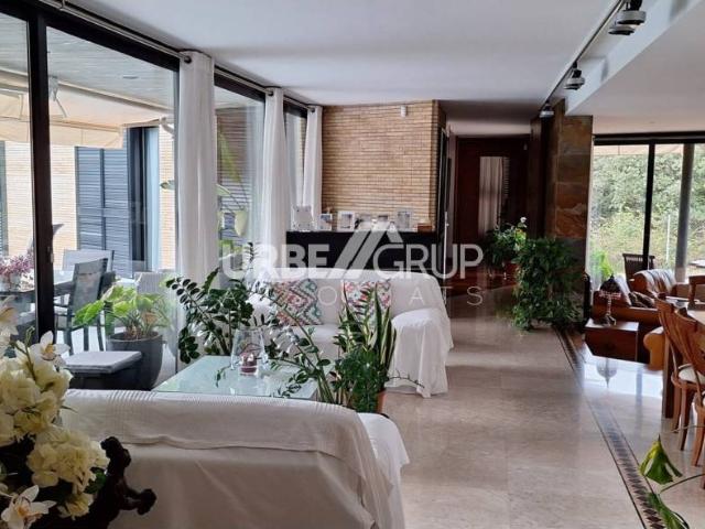 CASA DE DISEÑO DE 6 HABITACIONES Y CUATRO BAÑOS CON PISCINA EN MATADEPERA