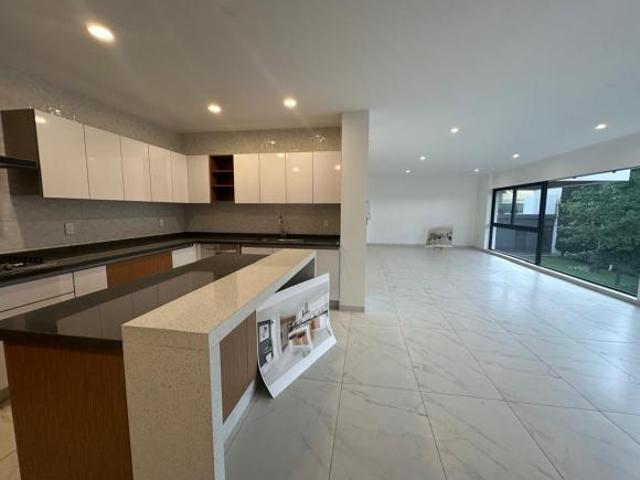 Casa de diseño moderno y de lujo en colonia Lomas Quebradas