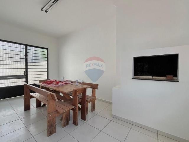 Casa de dois andares para locação no bairro Camobi, em excelente localização