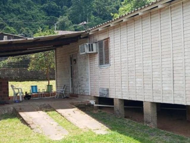 Casa de dois dormitórios com amplo terreno. São José, Novo Hamburgo