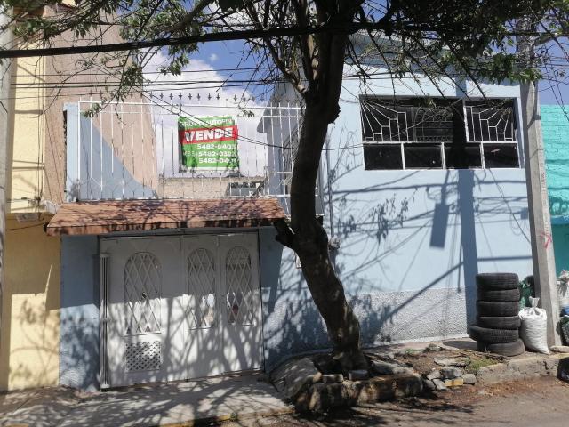 Casa de Dos Niveles con Patio de Lavado y Estacionamiento