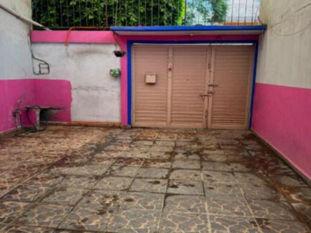 Casa de dos niveles en venta con excelente ubicación y precio negociable pago de contado en CDMX