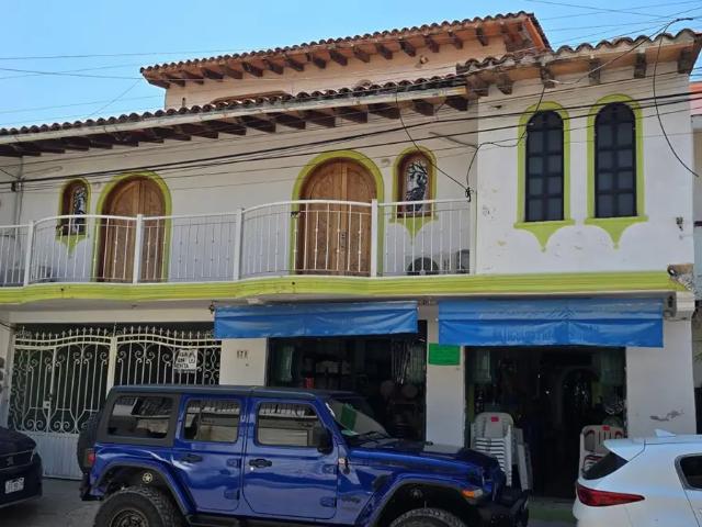 Casa de dos niveles en venta en centro de Pitillal, Puerto Vallarta