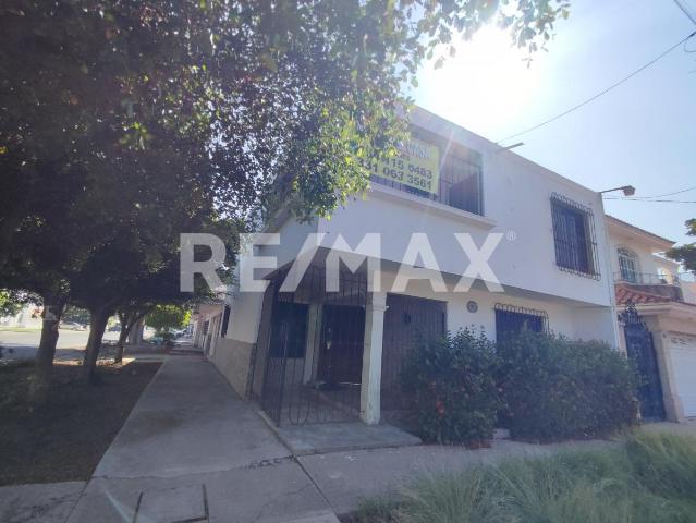 Casa de dos niveles en venta, ubicada en esquina entre calles 20 de Noviembre y Parque Sinaloa