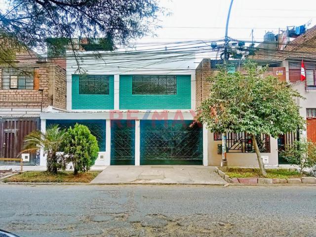 Casa De Dos Pisos Con Estacionamiento En Zona Estrategica De Los Olivos
