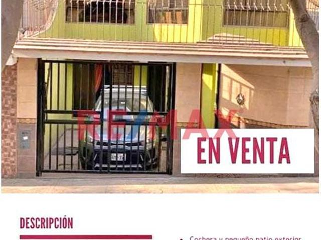 Casa De Dos Pisos Con Estacionamiento Frente Al Parque
