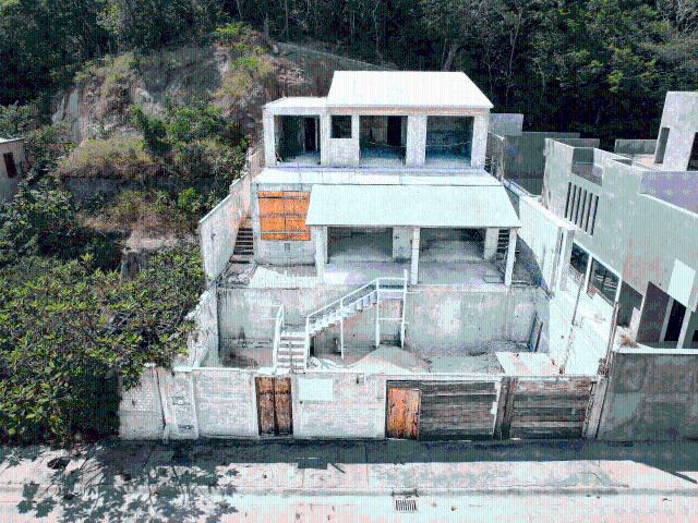 Casa de dos pisos en obra negra ubicada en el céntrico Sector N, con una excelente ubicación colindando al frente y atrás con reserva natural, lo que permite disfrutar de una mayor privacidad y quedar a sólo unos minutos caminando de la playa más cercana