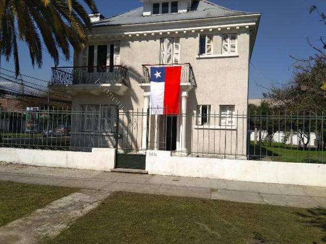 Casa De Dos Pisos Más Mansarda