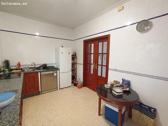 Casa de dos plantas con entradas independientes y ascensor
