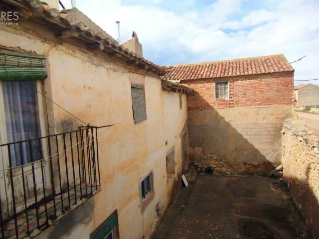 Casa de dos plantas con gran patio en Celadas