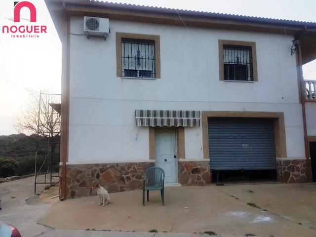 CASA DE DOS PLANTAS CON PISCINA Y CON AGUA POTABLE