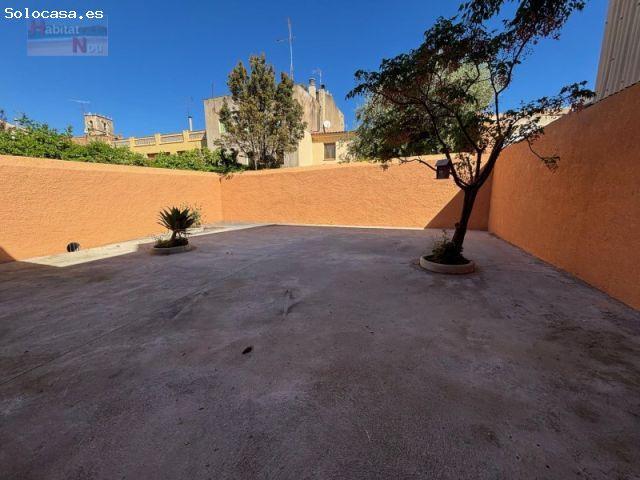 Casa de dos plantas de altura y con garaje y patio dentro del Municipio