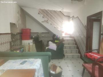 CASA DE DOS PLANTAS EN EL CENTRO PARA REFORMAR