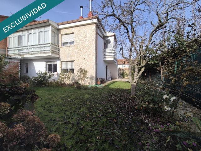 Casa de dos plantas independientes con jardín