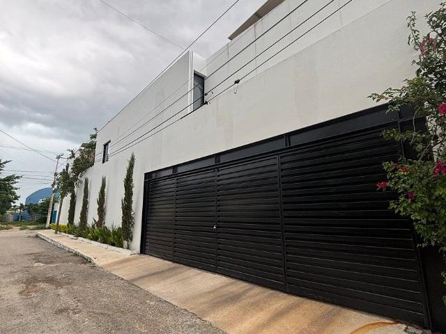 Casa de dos plantas junto a fraccionamiento los Héroes