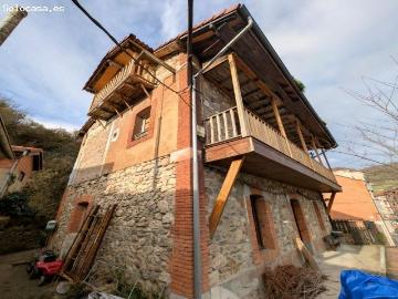 CASA DE DOS PLANTAS Y DESVÁN CON TERRAZA, PATIO Y BALCÓN EN UJO, MIERES. ASTURIAS