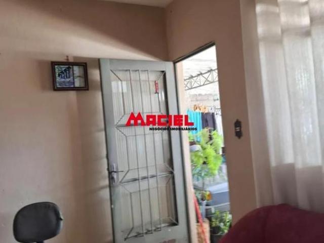 Casa de excelente localização em rua residencial e comercial