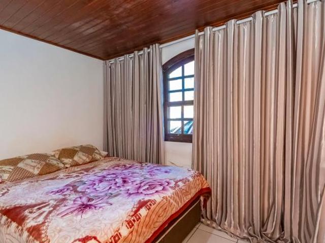 Casa de esquina com muito espaço de terreno!