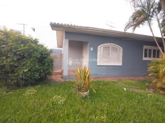 Casa de esquina com espaço gourmet e piscina, com 3 quartos e amplo terreno plano de esquina