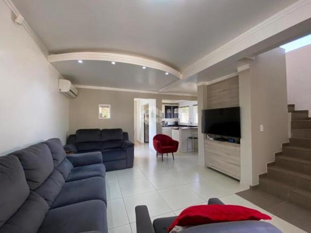 Casa de esquina com espaço gourmet e piscina, proximo do centro em Santa Cruz do Sul