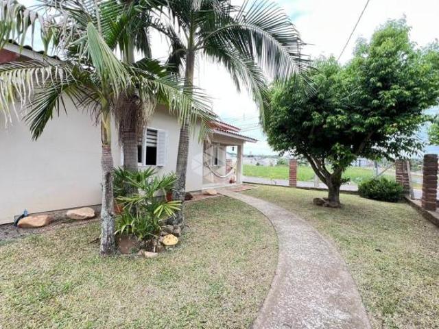 Casa de esquina, com 02 dormitórios, no Bairro Arroio Grande