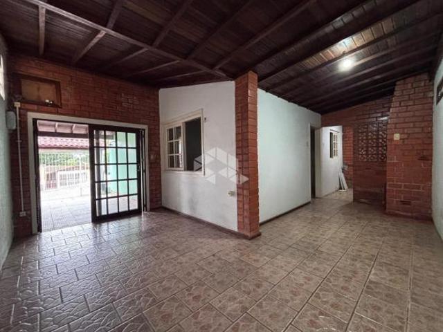 Casa de esquina com 03 dormitórios com terreno amplo