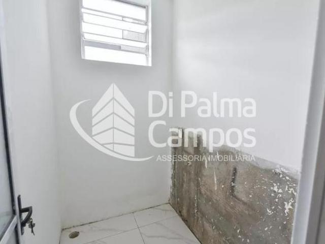 Casa de esquina com 2 quartos, área gourmet, vagas e próximo ao metrô, 600 m