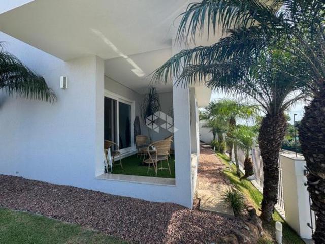 Casa de esquina com 3 dormitórios, sendo 1 suíte e 3 vagas