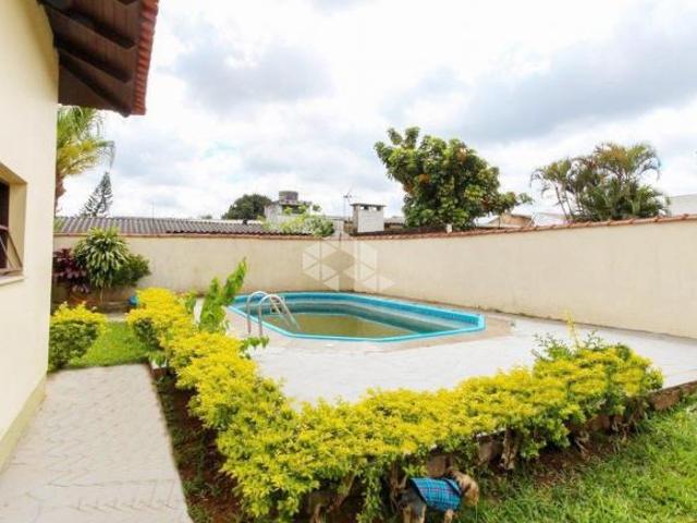 CASA DE ESQUINA COM 3 DORMITÓRIOS, SUÍTE, PISCINA E 820M² DE TERRENO HARMONIA, CANOAS