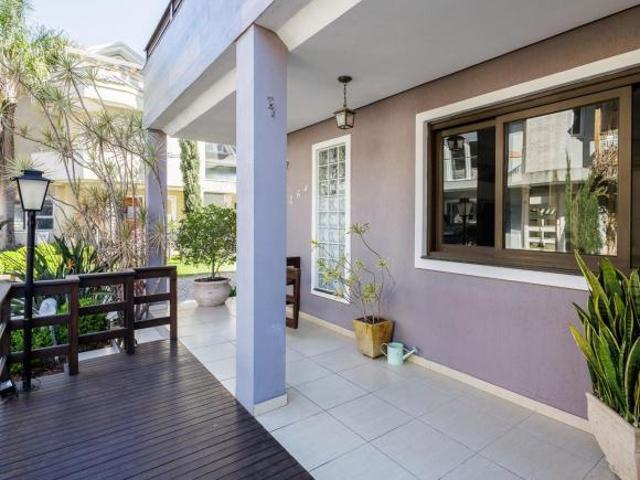 Casa de esquina com 4 dormitórios no Ecoville