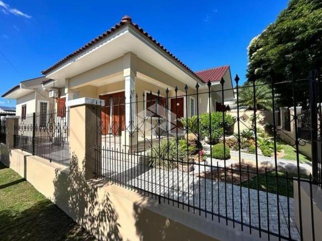Casa de esquina composta 3 dormitórios e com piscina!