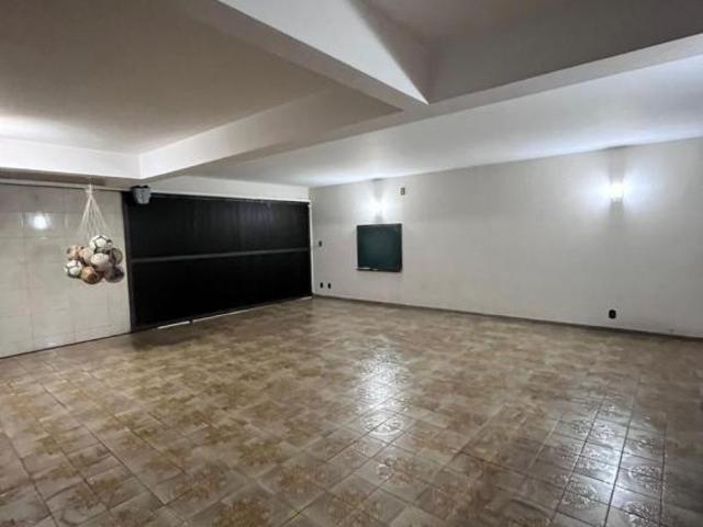 Casa de esquina à venda com entrada pelas duas ruas, na Vl. Arens