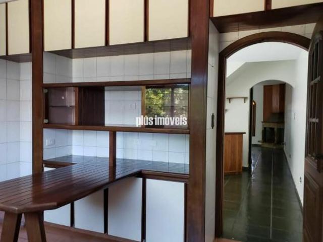 Casa de esquina bem localizada