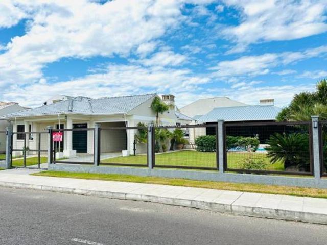 Casa de esquina em avenida com 2 terrenos em Atlântida Sul