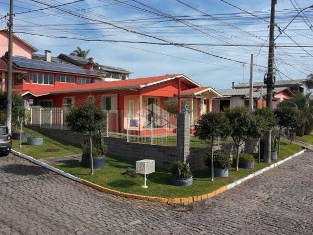 Casa de esquina no bairro Primeiro de Maio