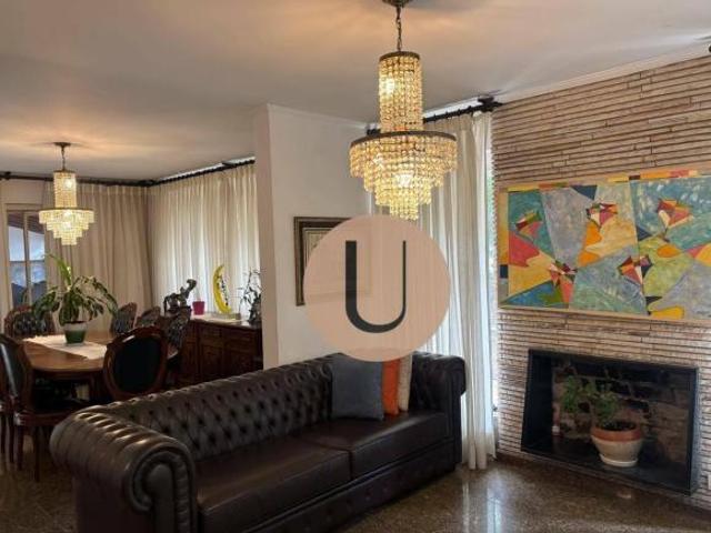 Casa de Esquina no Jardim Paulista com Excelente Potencial para Modernização 271m²