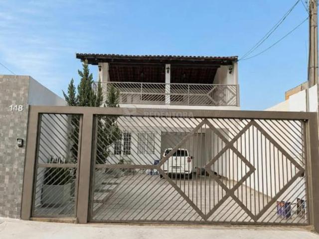 Casa de esquina térrea com piscina