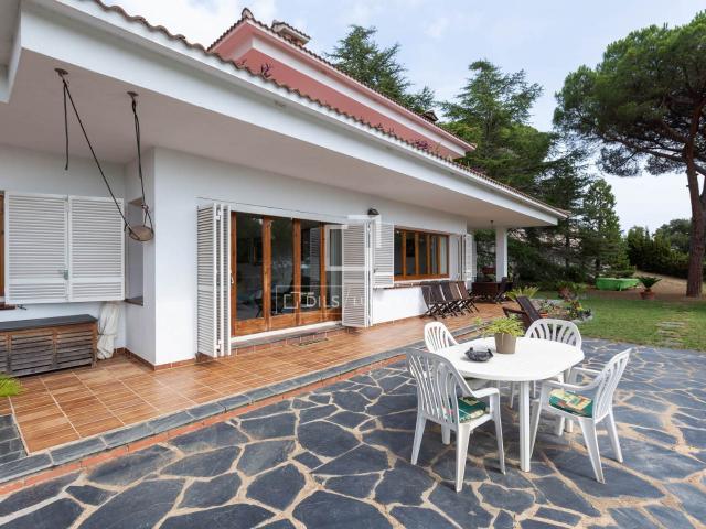 Casa de estilo español rodeada de jardines a pocos metros de. 414m² Sant Cebria de Vallalta
