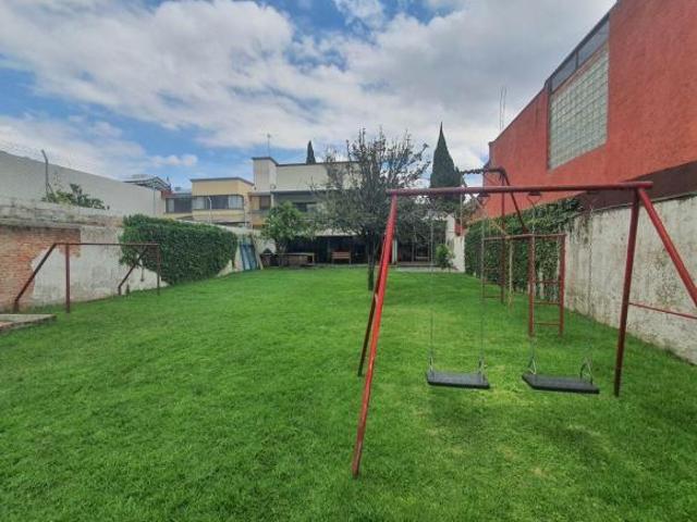 Casa de estilo moderno con amplios espacios y jardín en Club de Golf México