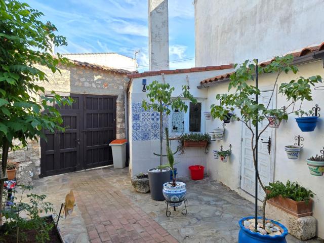 Casa de estilo rústico con cueva en Pozuelo del Rey