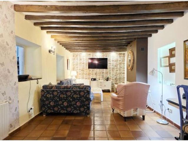 Casa de estilo rústico con cueva en Pozuelo del Rey