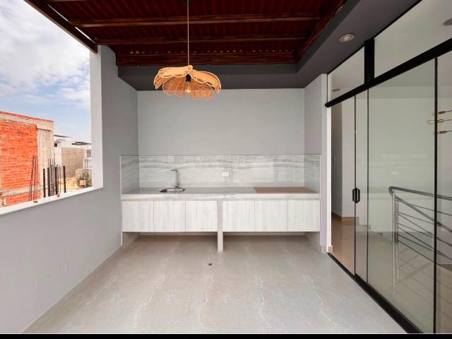 Casa de estreno en venta frente a parque urb. Alameda country club