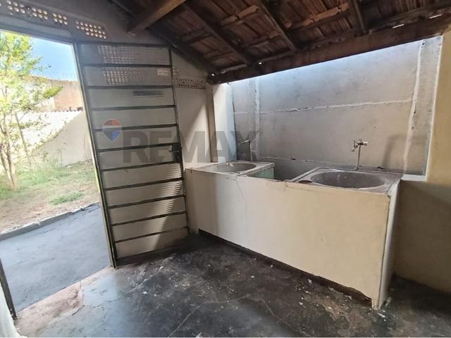 Casa De Fundo Para Locação, Com Ótima Localização No Centro em Ituiutaba MG