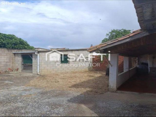 Casa de gran potencial,con patio y jardín