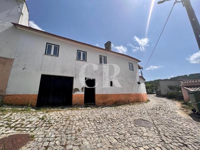 Casa de habitação com terraço em Vilas de Pedro, com condição de habitação!
